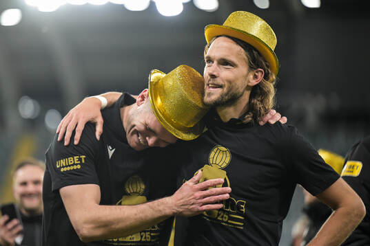 Mjällbys Jacob Bergström och Tom Pettersson jublar