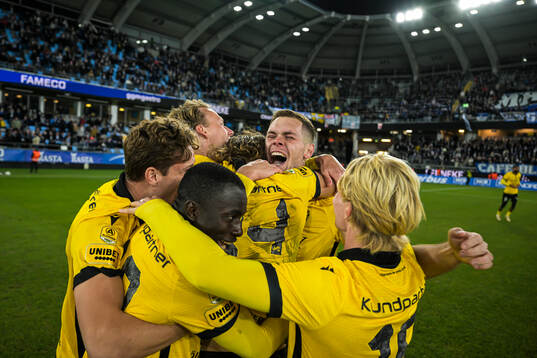 Mjällbys Jacob Bergström jublar med lagkamrater