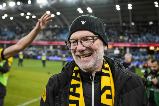 Mjällbys ordförande Magnus Emeus jublar