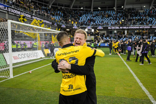 Mjällbys Jesper Gustavsson jublar med fd spelaren David