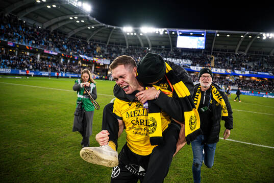 Mjällbys Jacob Bergström och Jacob Lennartsson jublar