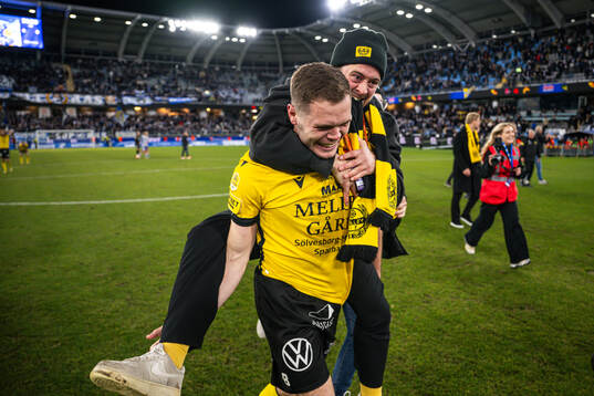 Mjällbys Jacob Bergström och Jacob Lennartsson jublar