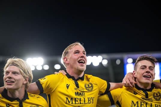 Mjällbys Herman Johansson och Elliot Stroud jublar