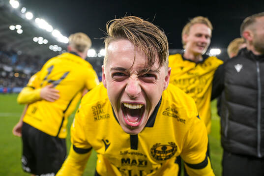 Mjällbys Elliot Stroud jublar
