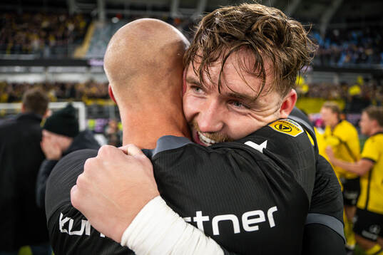 Mjällbys målvakt Noel Törnqvist jublar