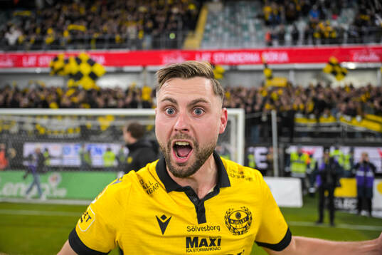 Mjällbys Axel Norén jublar