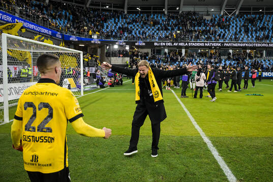 Mjällbys fd spelare David Löfqvist jublar