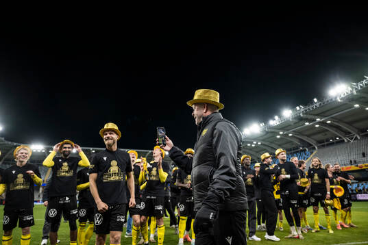 Mjällbys tränare Anders Torstensson jublar
