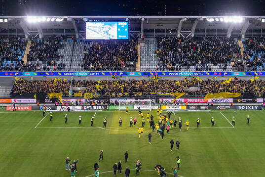 Mjällby jublar framför supportrarna