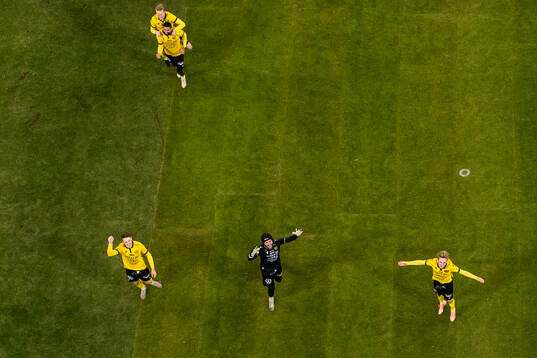 Mjällbys Elliot Stroud, målvakt Noel Törnqvist och Jeppe