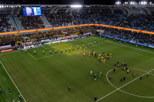 Mjällby jublar framför supportrarna