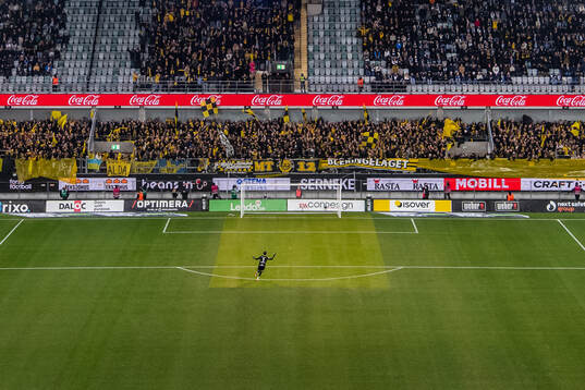 Mjällbys målvakt Noel Törnqvist jublar
