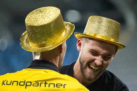 Mjällbys målvakt Noel Törnqvist jublar