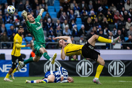 Mjällbys Jacob Bergström gör 1-0 förbi IFK Göteborgs