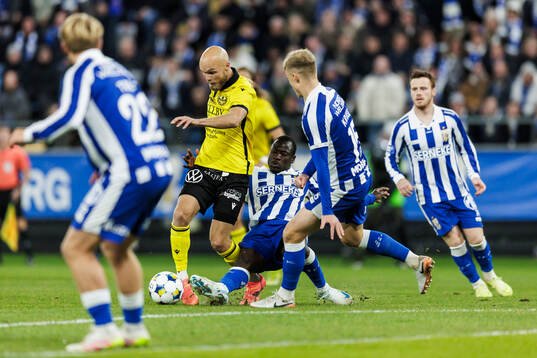 Mjällbys Viktor Gustafson och IFK Göteborgs Saidou Alioum
