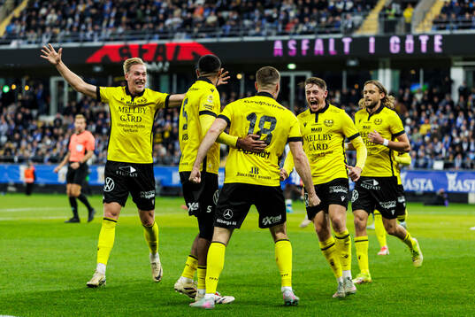Mjällbys Jacob Bergström jublar med lagkamrater