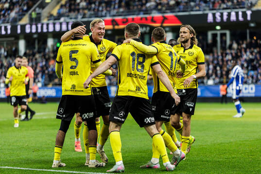 Mjällbys Jacob Bergström jublar med lagkamrater