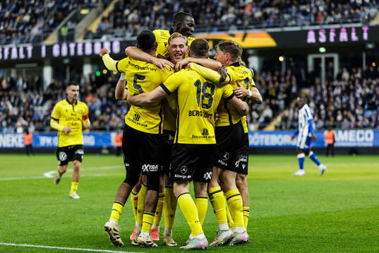 Mjällbys Jacob Bergström jublar med lagkamrater