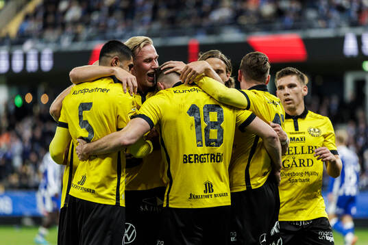 Mjällbys Jacob Bergström jublar med lagkamrater