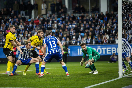 Mjällbys Tom Pettersson gör 0-2 bakom IFK Göteborgs