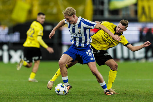 IFK Göteborgs Max Fenger och Mjällbys Axel Norén