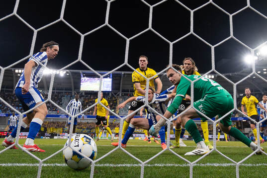 Mjällbys Tom Pettersson gör 0-2 på IFK Göteborgs