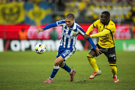IFK Göteborgs Thomas Santos och Mjällbys Abdoulie Manneh