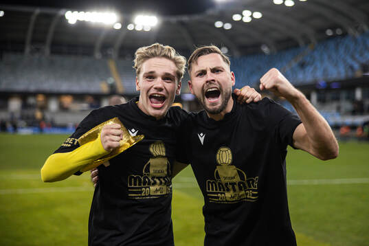 Mjällbys Jeppe Kjaer och Axel Norén jublar