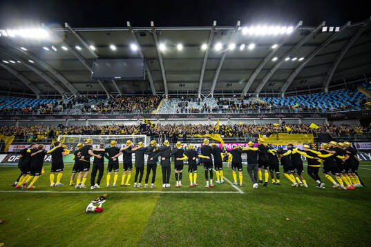 Mjällbys spelare jublar framför supportrar