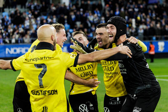 Mjällbys målvakt Noel Törnqvist jublar