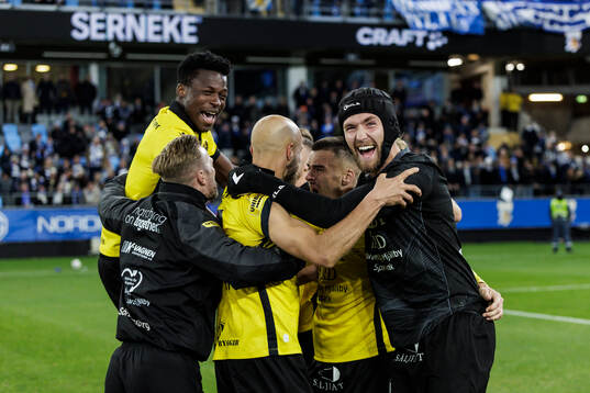 Mjällbys målvakt Noel Törnqvist jublar