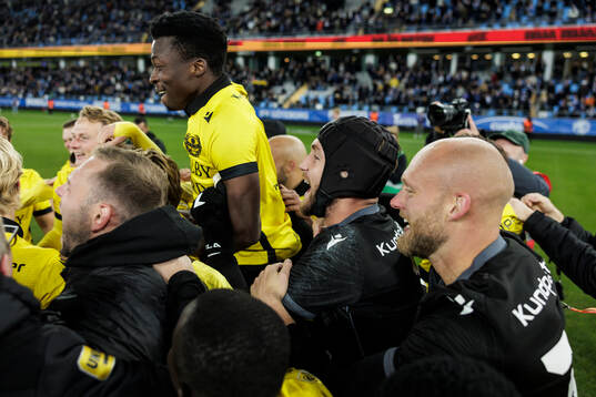 Mjällbys målvakt Noel Törnqvist jublar med lagkamrater