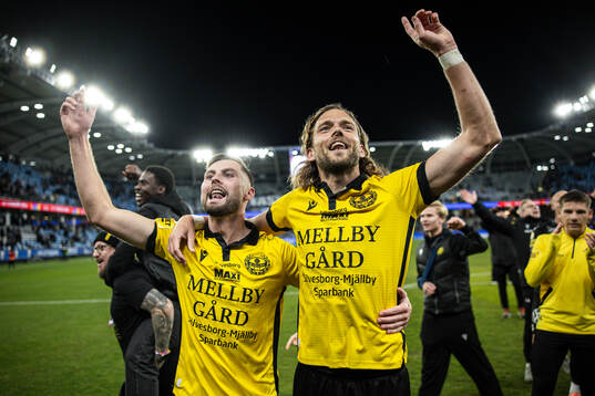 Mjällbys Axel Norén och Tom Pettersson jublar