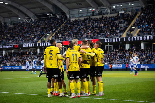 Mjällbys Jacob Bergström jublar med lagkamrater