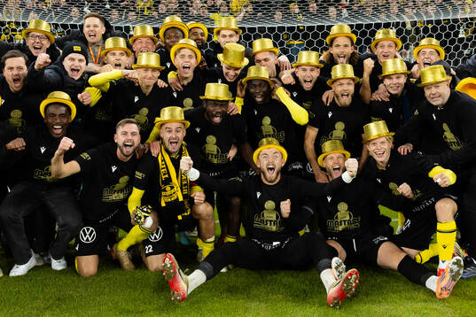 Mjällbys spelare jublar framför klacken