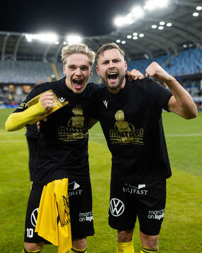 Mjällbys Jeppe Kjaer och Axel Norén jublar
