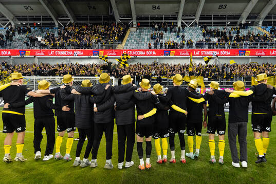 Mjällbys spelare jublar framför supportrarna