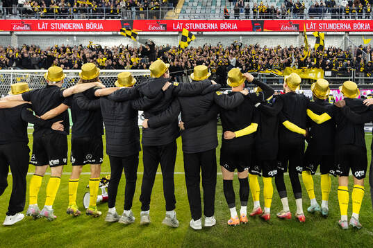 Mjällbys spelare jublar framför supportrarna