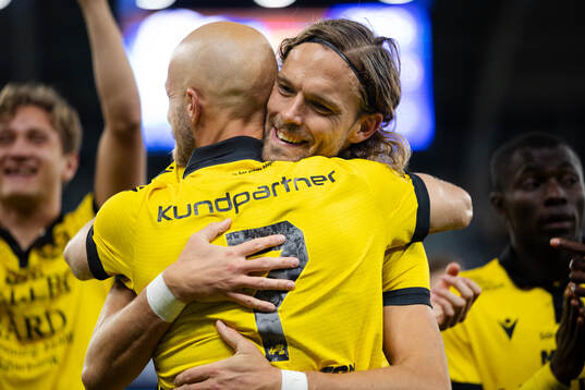 Mjällbys Viktor Gustafson och Tom Pettersson jublar