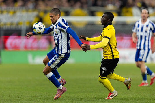 IFK Göteborgs Thomas Santos och Mjällbys Abdoulie Manneh