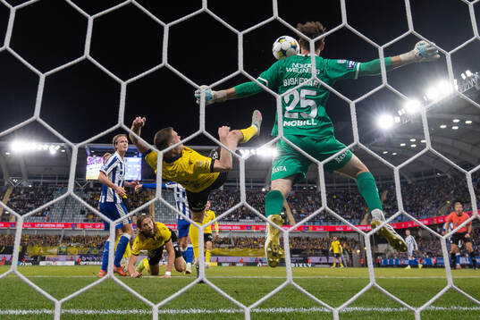 Mjällbys Jacob Bergström skjuter 0-1 på IFK Göteborgs