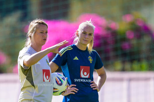 Assistant coach Johanna Almgren and Stina Blackstenius