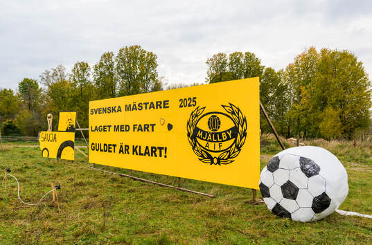 Skylt med texten Svenska mästare 2025, Laget med fart,
