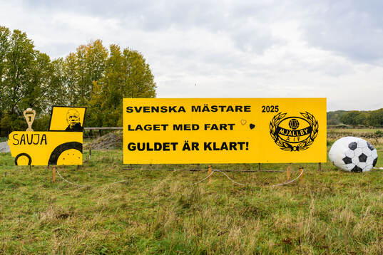 Skylt med texten Svenska mästare 2025, Laget med fart,
