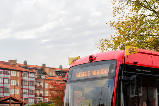 Buss från Blekingetrafiken med Mjällby flaggor