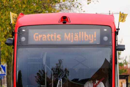 En buss med texten Grattis Mjällby!