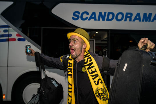 Mjällbys Jesper Gustavsson när laget välkomnas hem av