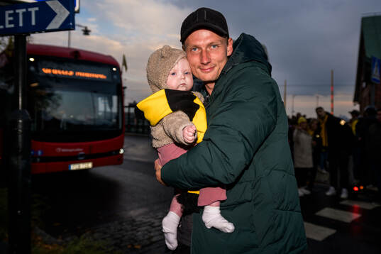 Mjällbys Alexander Johansson när laget välkomnas hem av