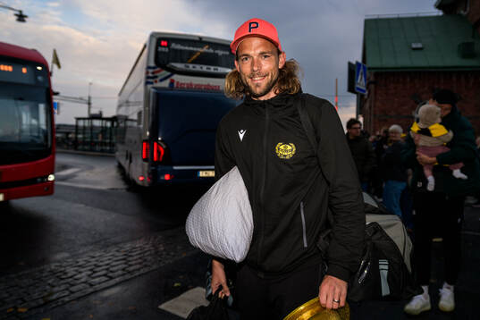 Mjällbys Tom Pettersson när laget välkomnas hem av