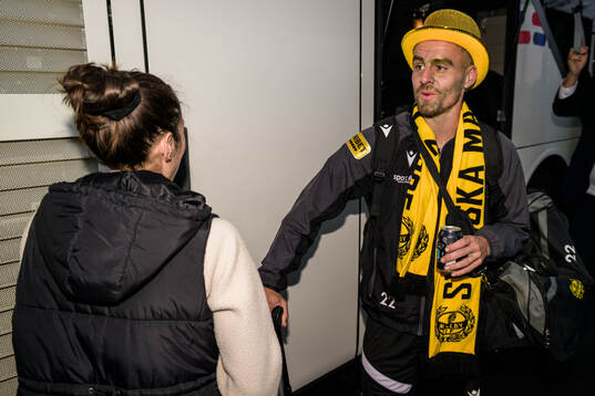 Mjällbys Jesper Gustavsson när laget välkomnas hem av